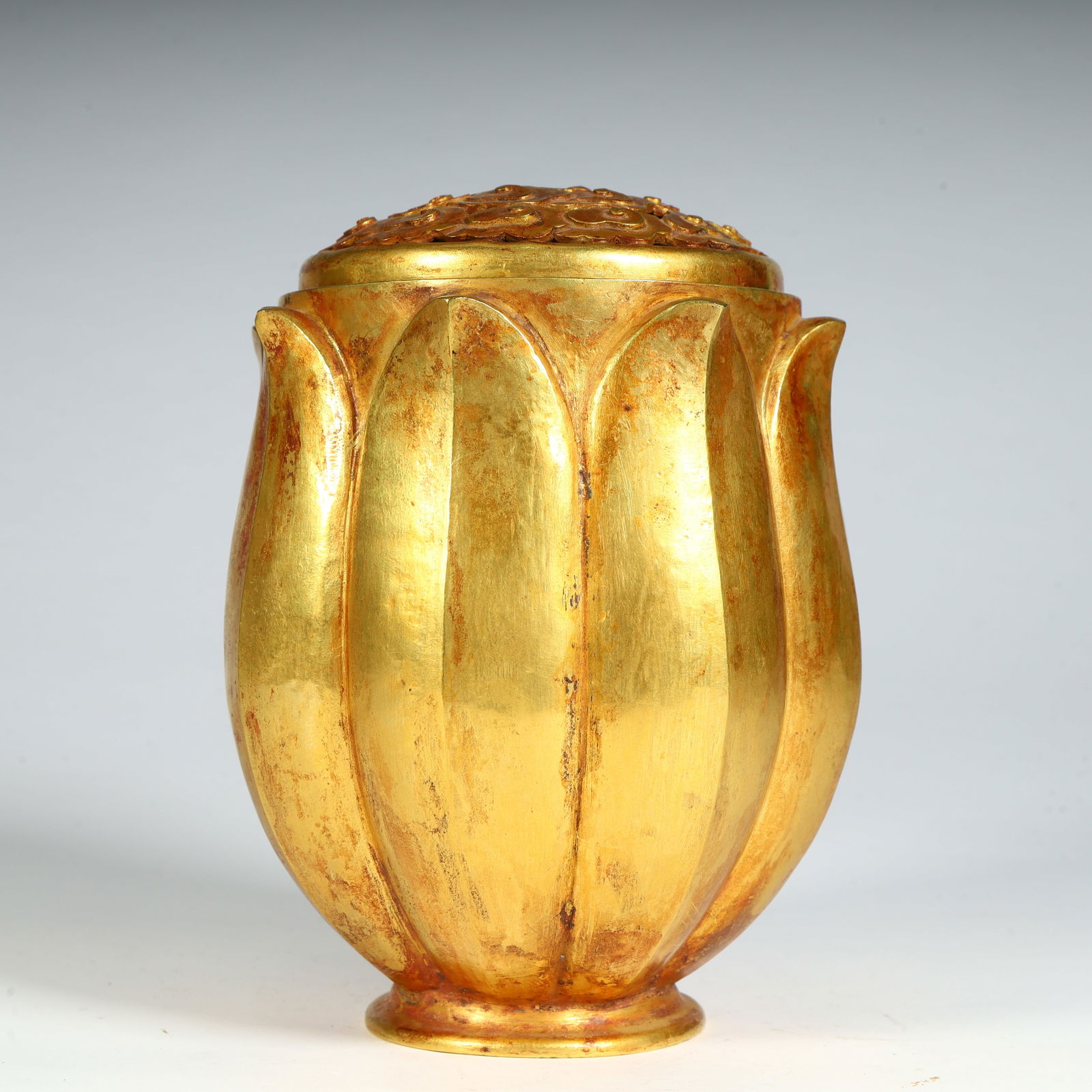 A Tang Dynasty gilt lotus pattern lid jar (1 of 8)