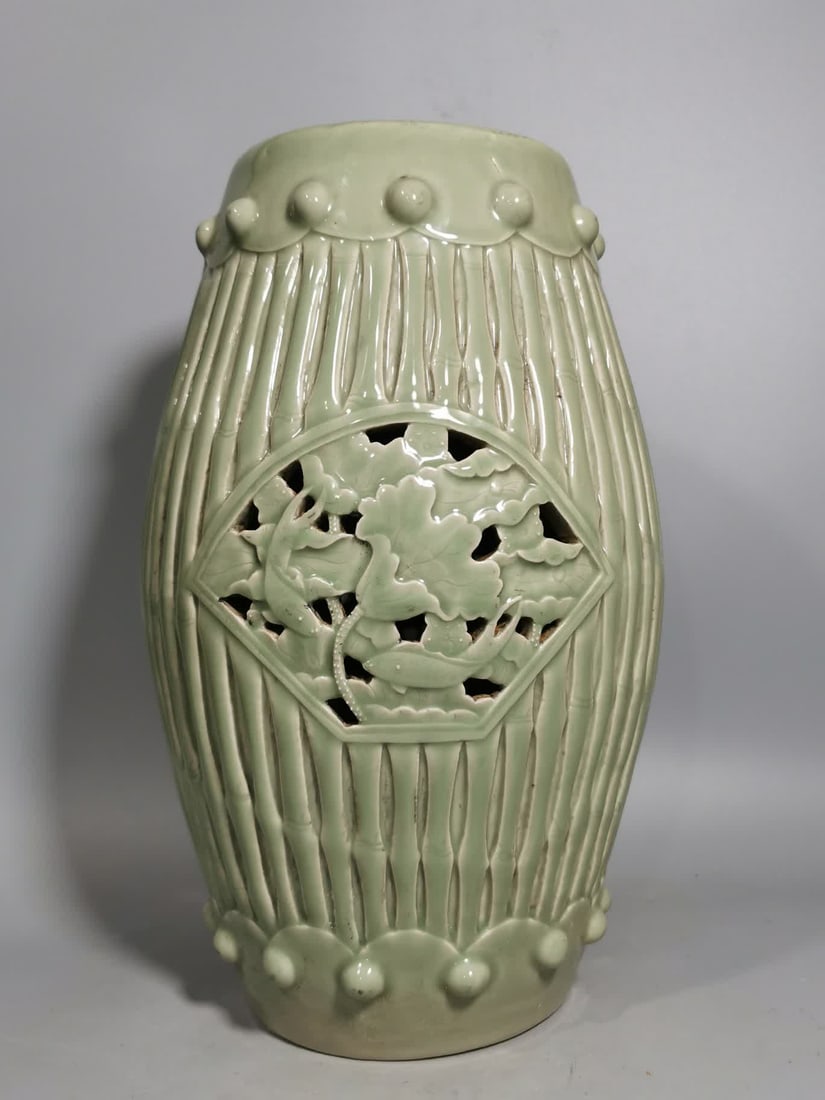 A Qing Dynasty bean celadon hollow stool: Qing Dynasty bean celadon hollow stool SIZE: H:34cm (The Dimensions Of All Batches Are Manually Measured.If You Need More Detailed Information, Please Contact Our Customer Service Before Bidding.)