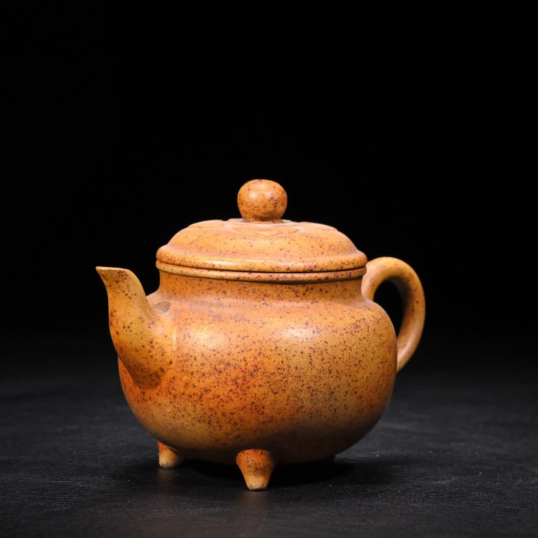 A purple sand ruyi pattern plain teapot: Purple sand Ruyi pattern plain teapot SIZE: H:8.7cm W:12.8cm (The Dimensions Of All Batches Are Manually Measured.If You Need More Detailed Information, Please Contact Our Customer Service Before Bidd