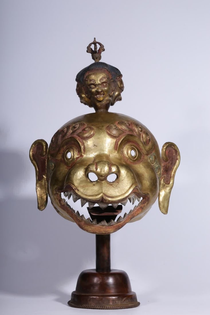 A Qing Dynasty copper gilt hammer with a snow lion head ornament: Qing Dynasty copper gilt hammer snow lion head ornament SIZE: H:43cm L:24.5cm W:19cm W:1003g (The Dimensions Of All Batches Are Manually Measured.If You Need More Detailed Information, Please Contact