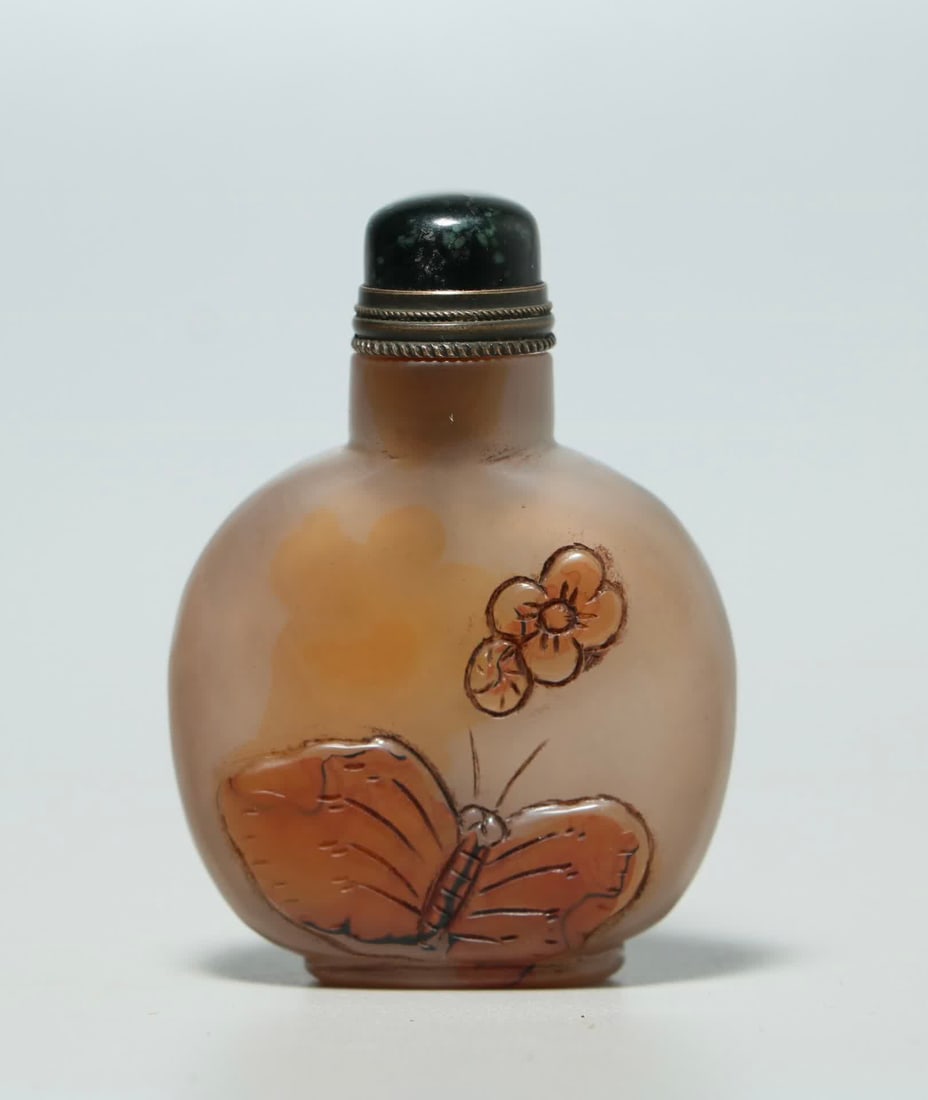 Qing Dynasty agate pretty carved butterfly pattern snuff bottle (1 of 6)