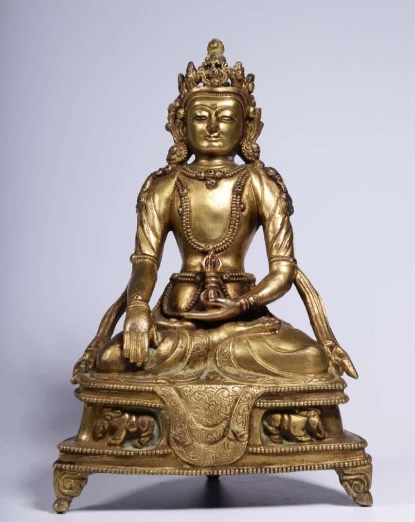 A bronze gilt Vajrasattva hammer statue of the Qing Dynasty: Qing Dynasty copper gilt Vajrasattva hammer statue SIZE: H:17.5cm L:12cm W:7cm W:957g (The Dimensions Of All Batches Are Manually Measured.If You Need More Detailed Information, Please Contact Our Cus