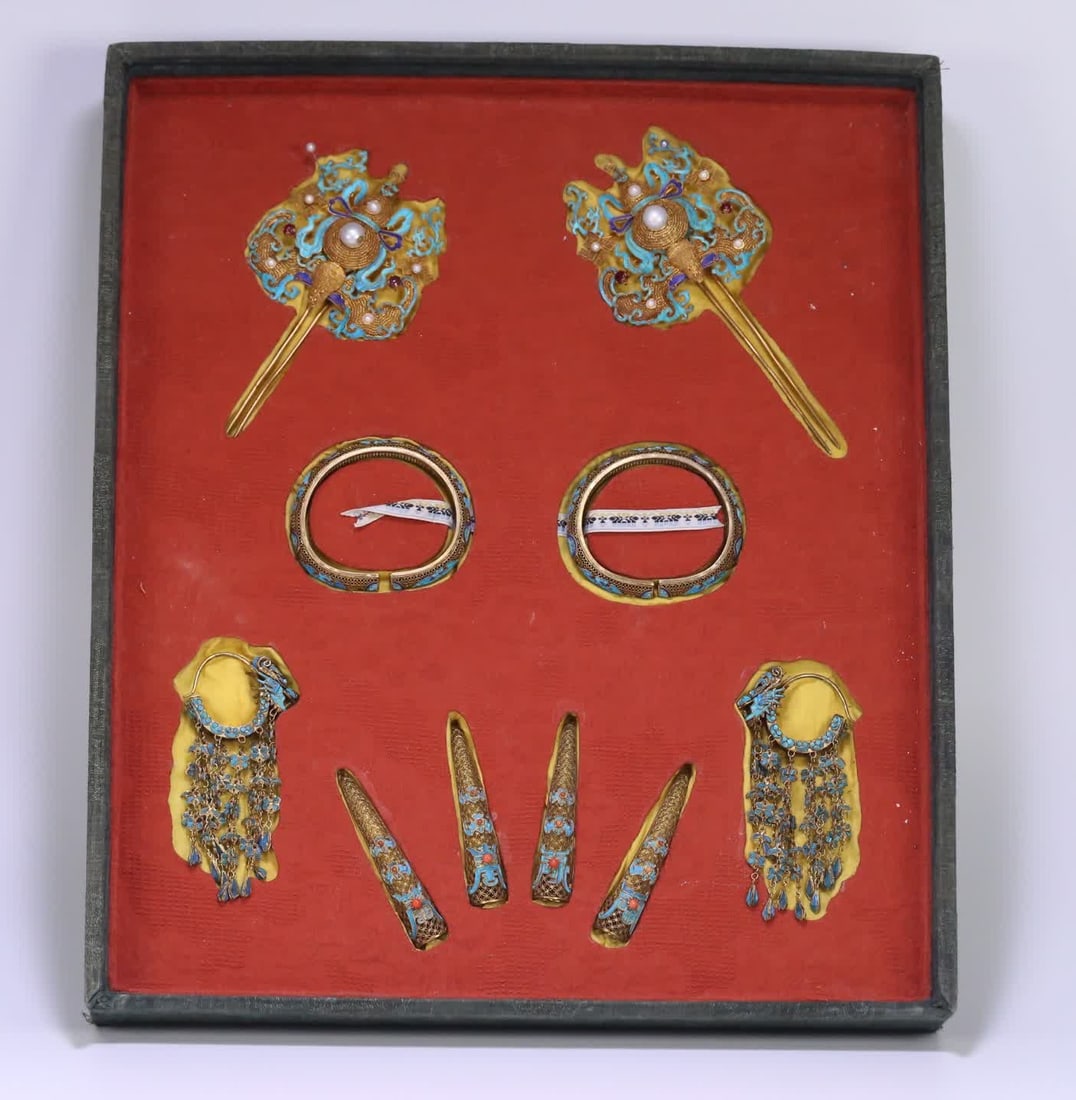 A set of Tibetan Qing Dynasty court sterling silver gilt dot emerald inlaid multi-treasure Fushou (1 of 12)