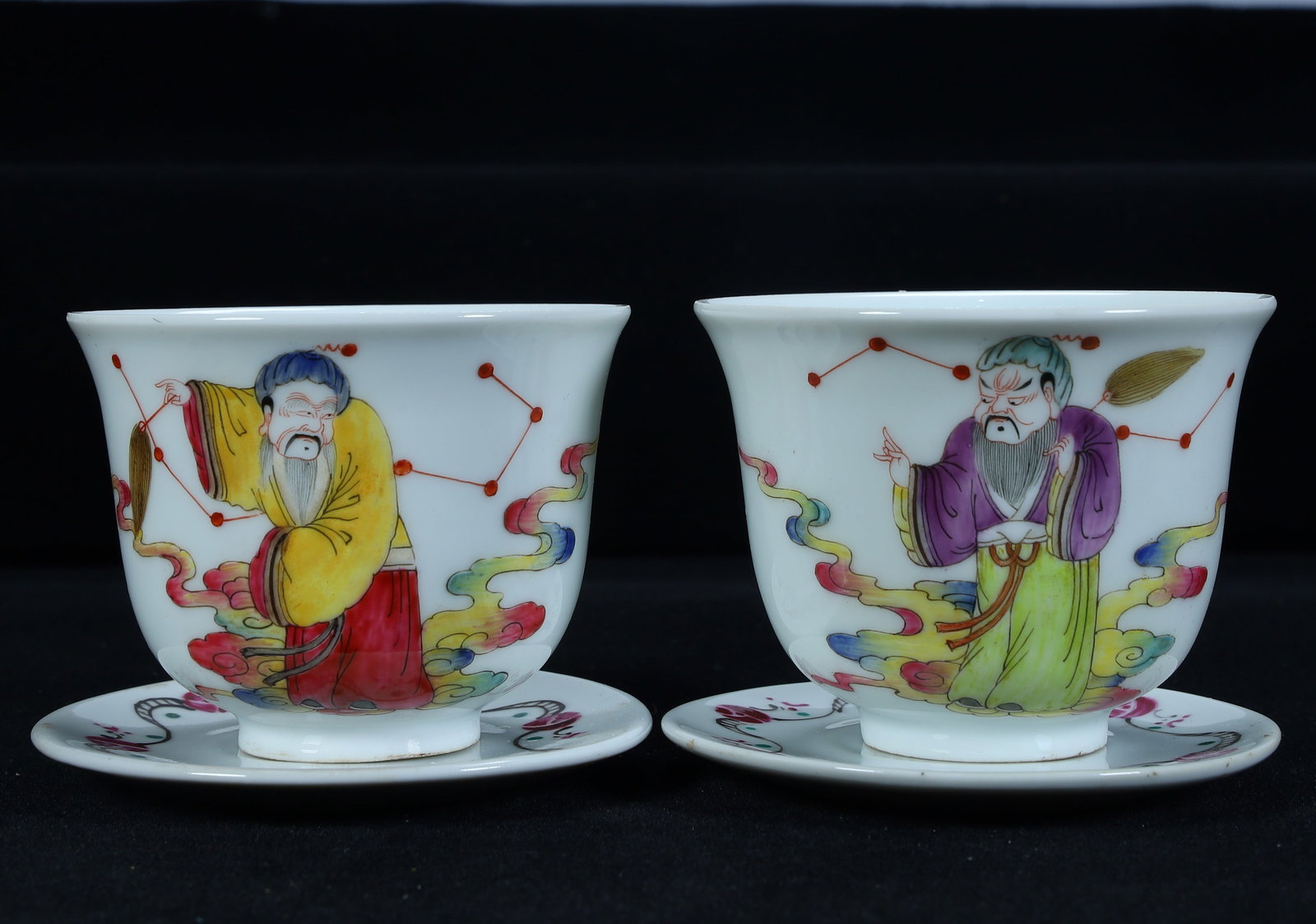 A set of Qing Dynasty pastel figure pattern cups and saucers: Qing Dynasty pastel figure pattern cup and saucer (set) SIZE: H: 6cm L: 7.5cm W: 7.5cm W: 226g 26 disc: L: 8.5cm W: 8.5cm (The Dimensions Of All Batches Are Manually Measured.If You Need More Detailed