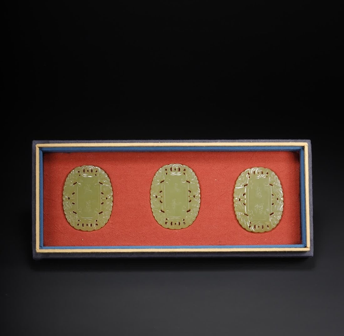 A set of Qing Dynasty Hetian topaz bat pattern cards: Qing Dynasty Hetian topaz bat pattern card SIZE: 5.8x4.5x0.6cm W:89g (The Dimensions Of All Batches Are Manually Measured.If You Need More Detailed Information, Please Contact Our Customer Service Bef