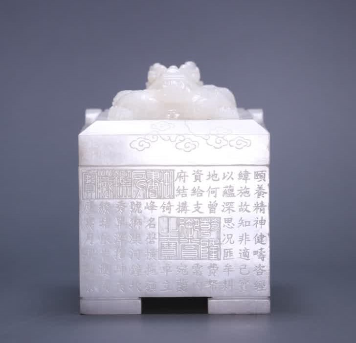 A Qing Dynasty white jade plate dragon button poetry set of Zhang: Qing Dynasty white jade plate dragon button poetry set zhang SIZE: Printing box L: 8.5cm W: 8cm H: 10.5cm Seal L: 4.2cm W: 3.2cm H: 3.5cm Total W: 1373g (The Dimensions Of All Batches Are Manually Mea
