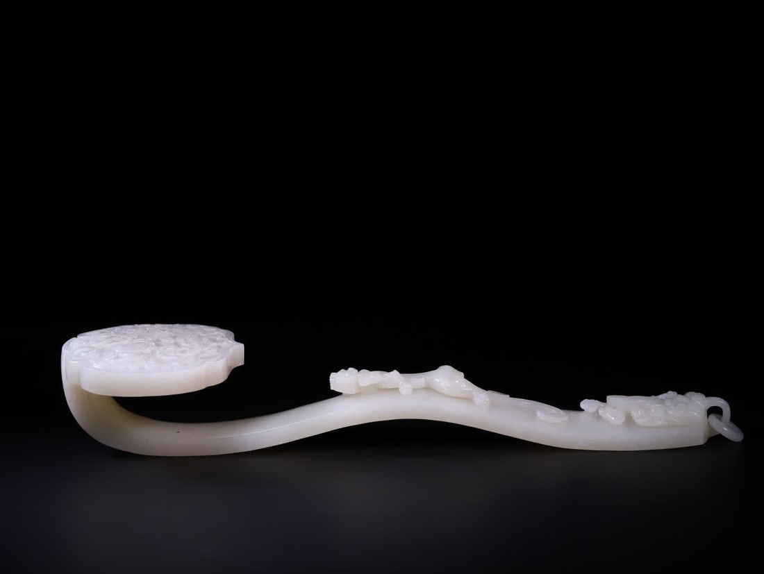 A piece of Qing Dynasty Hetian jade dragon ruyi: Qing Dynasty Hetian Yulong Ruyi SIZE: L: 32cm Head W: 10cm H: 5.4cm Handle W: 3.7cm T: 2cm W: 688.6g (The Dimensions Of All Batches Are Manually Measured.If You Need More Detailed Information, Please