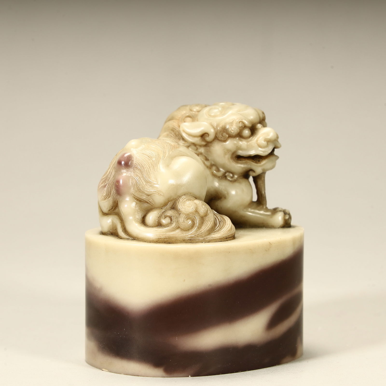 A Qing Dynasty fine Shoushan stone auspicious beast seal: Qing Dynasty boutique Shoushan stone auspicious beast seal SIZE: H:6.5cm L:5.5cm W:4.5cm W:237g (The Dimensions Of All Batches Are Manually Measured.If You Need More Detailed Information, Please Conta