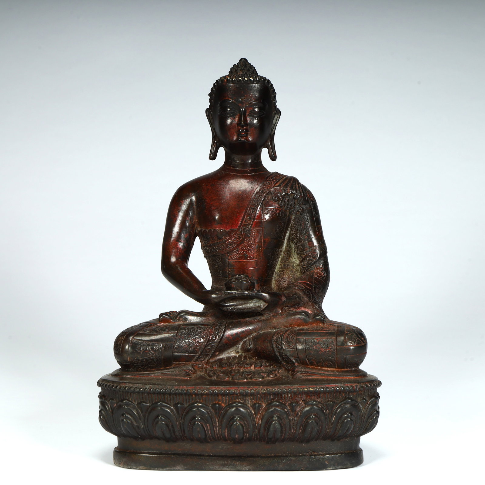 A bronze statue of the Medicine Buddha of Tibetan Buddhism in the Qing Dynasty (1 of 14)