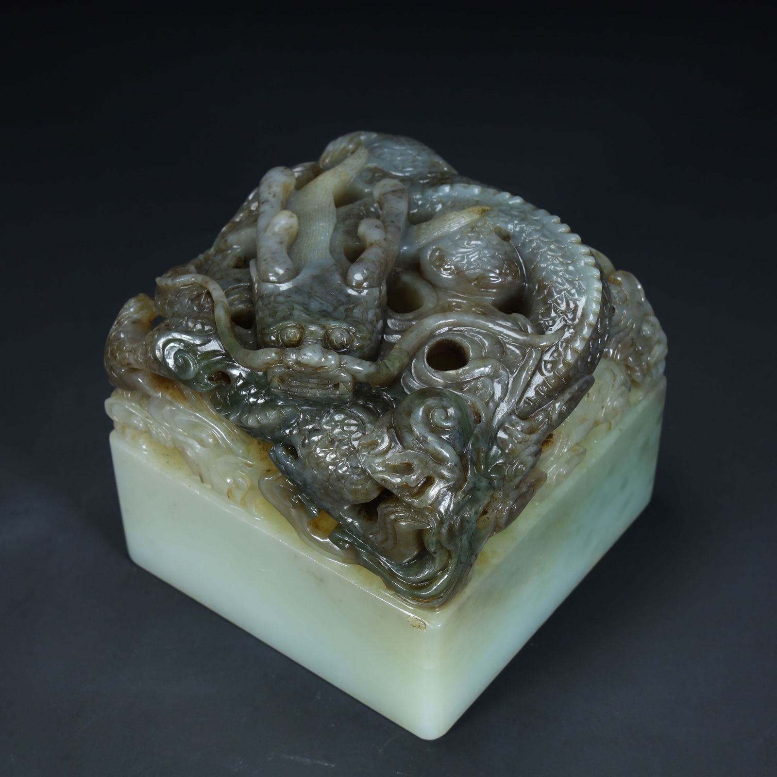 A Qing Dynasty Hetian jade blue and white material plate dragon button square seal (1 of 9)