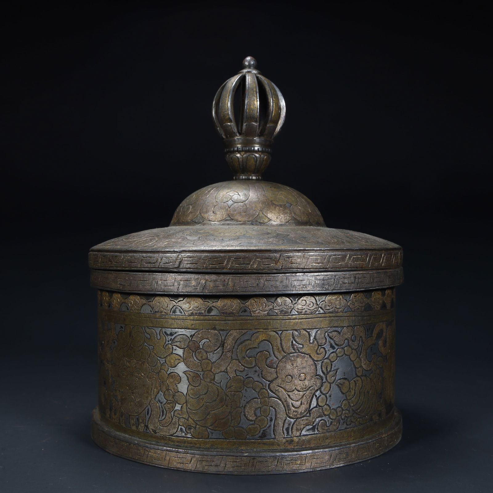 A Qing Dynasty silver-gilt auspicious beast pattern lid jar: Qing Dynasty silver gilt auspicious beast pattern lid jar SIZE: H: 19cm L: 15.5cm W: 15.5cm Total W: 3.4kg (The Dimensions Of All Batches Are Manually Measured.If You Need More Detailed Information, P