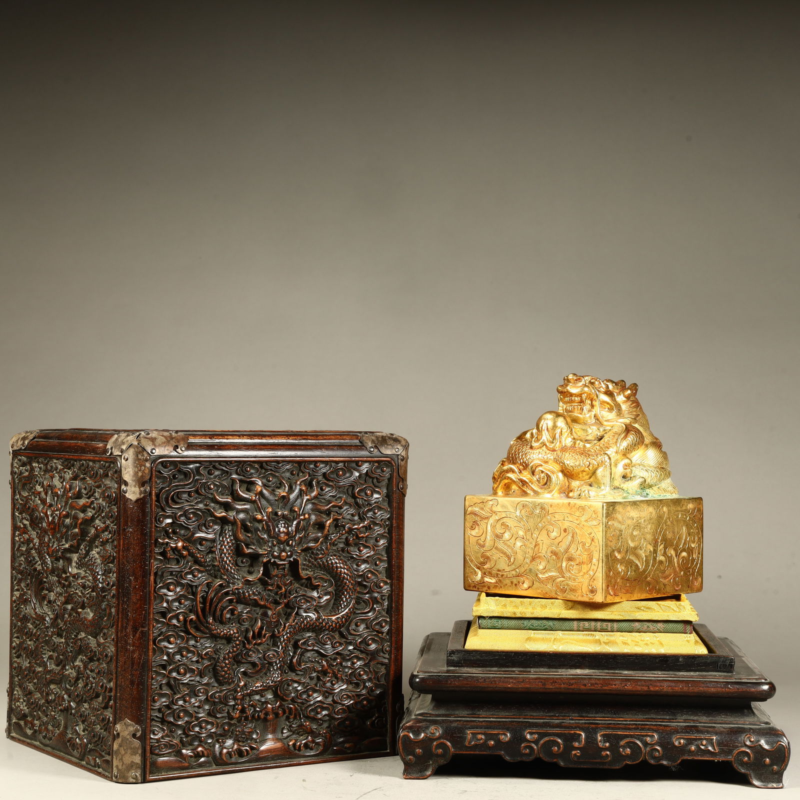 A Qing Dynasty copper gilt gold seal: Qing Dynasty copper gilt gold seal SIZE: H:9cm W:9cm W:4.6kg