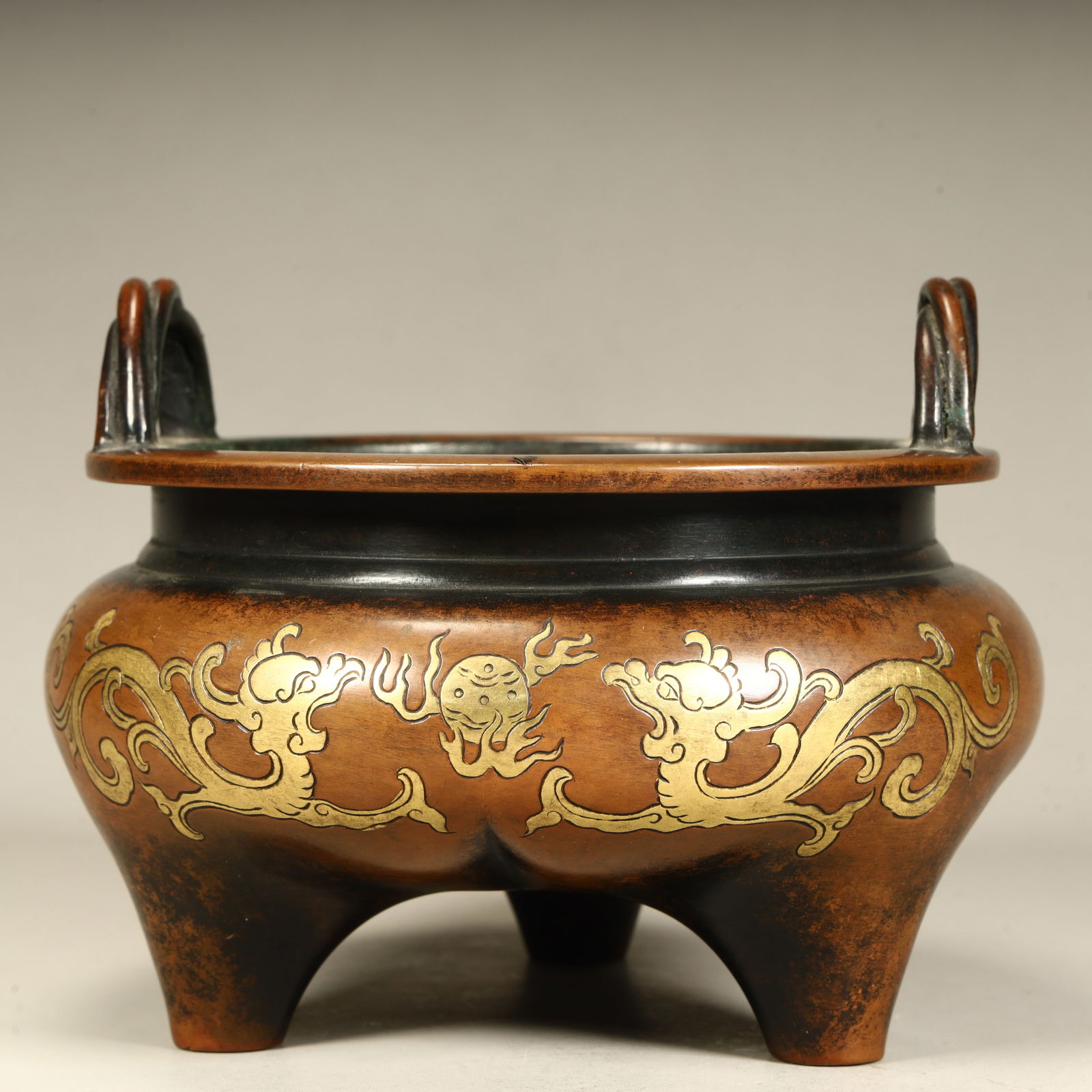 A Qing Dynasty fine gold three-legged incense burner: Qing Dynasty fine gold three-legged incense burner SIZE: H:12cm L:15cm W:15cm W:2.9kg