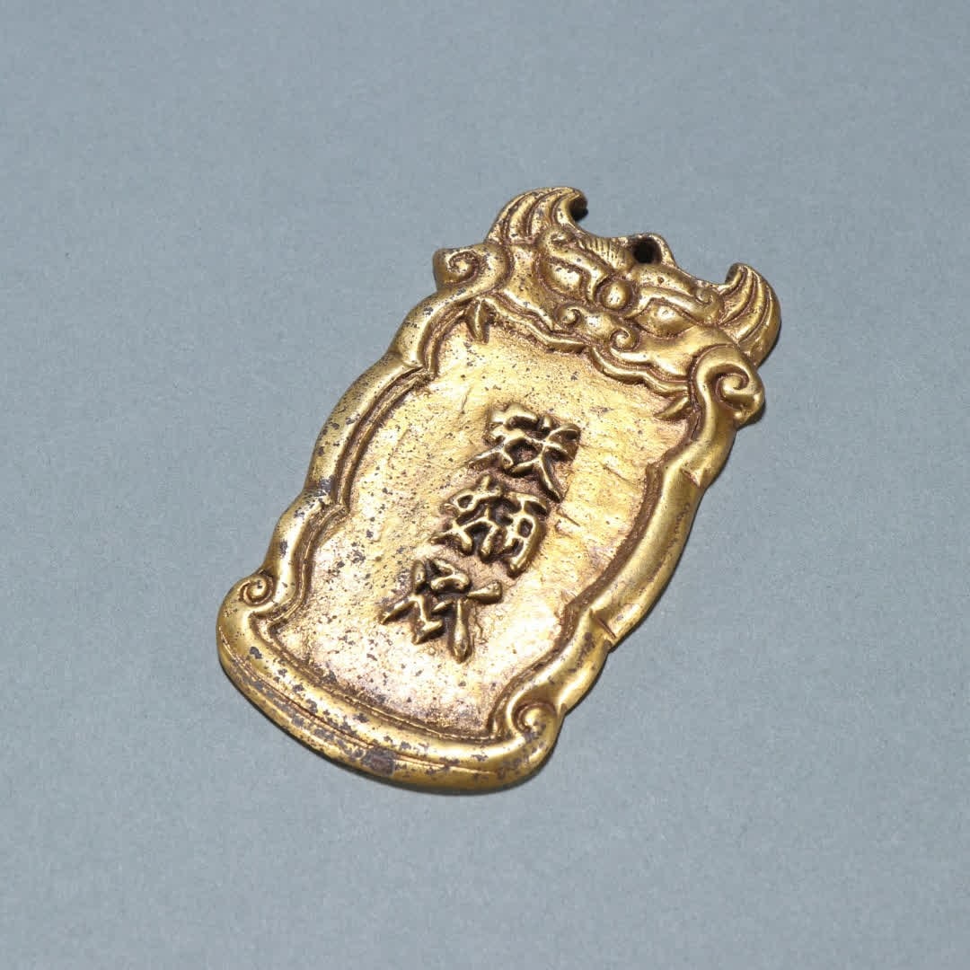 A copper-gilt token of the Liao Dynasty: Liao Dynasty copper gilt token SIZE: L:10.7cm W:5.9cm W:171g