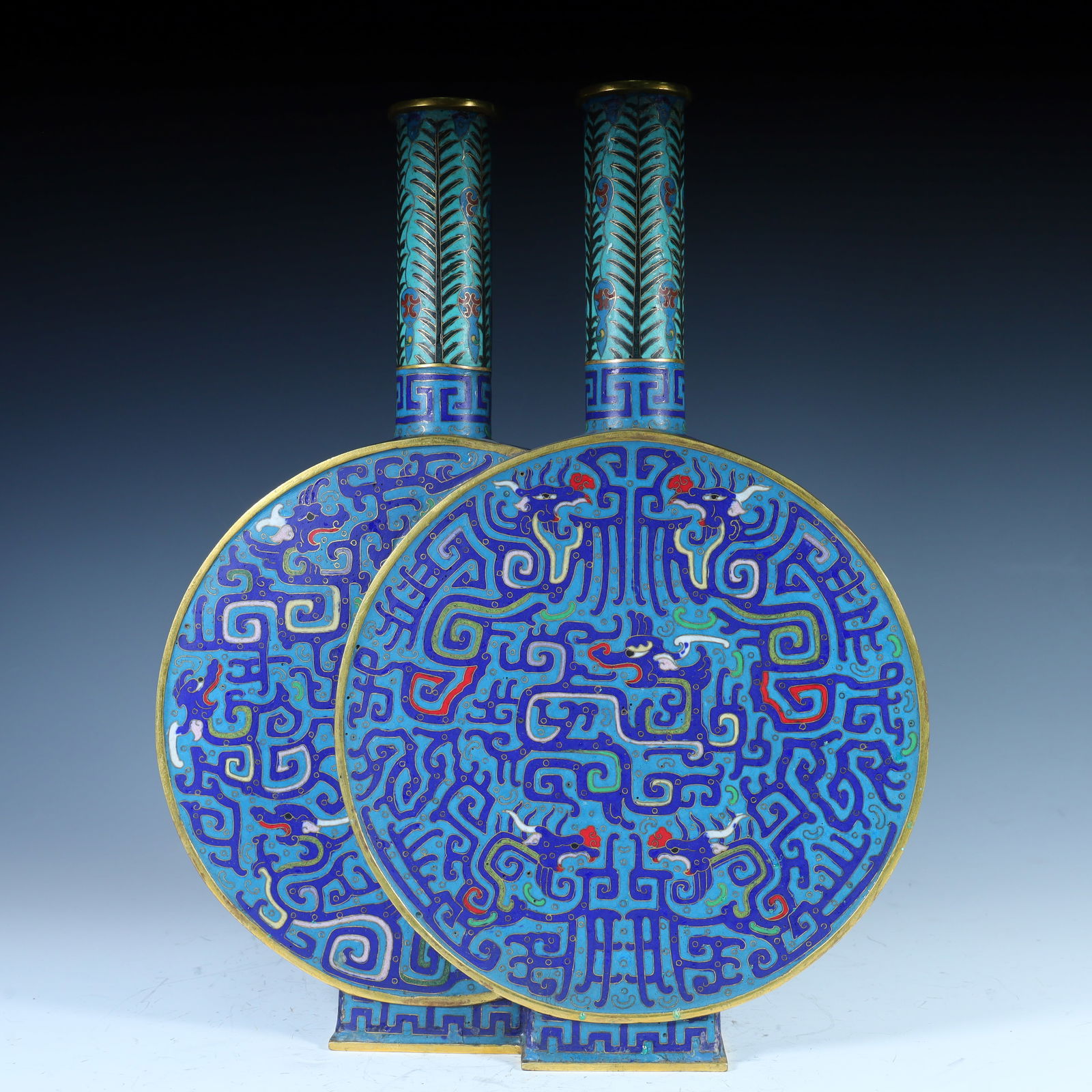 A Qing Dynasty cloisonné enamel diptych moon vase: Qing Dynasty cloisonné enamel diptych moon bottle SIZE: H:38.5cm L:34.5cm W:6.5cm W:8.6kg