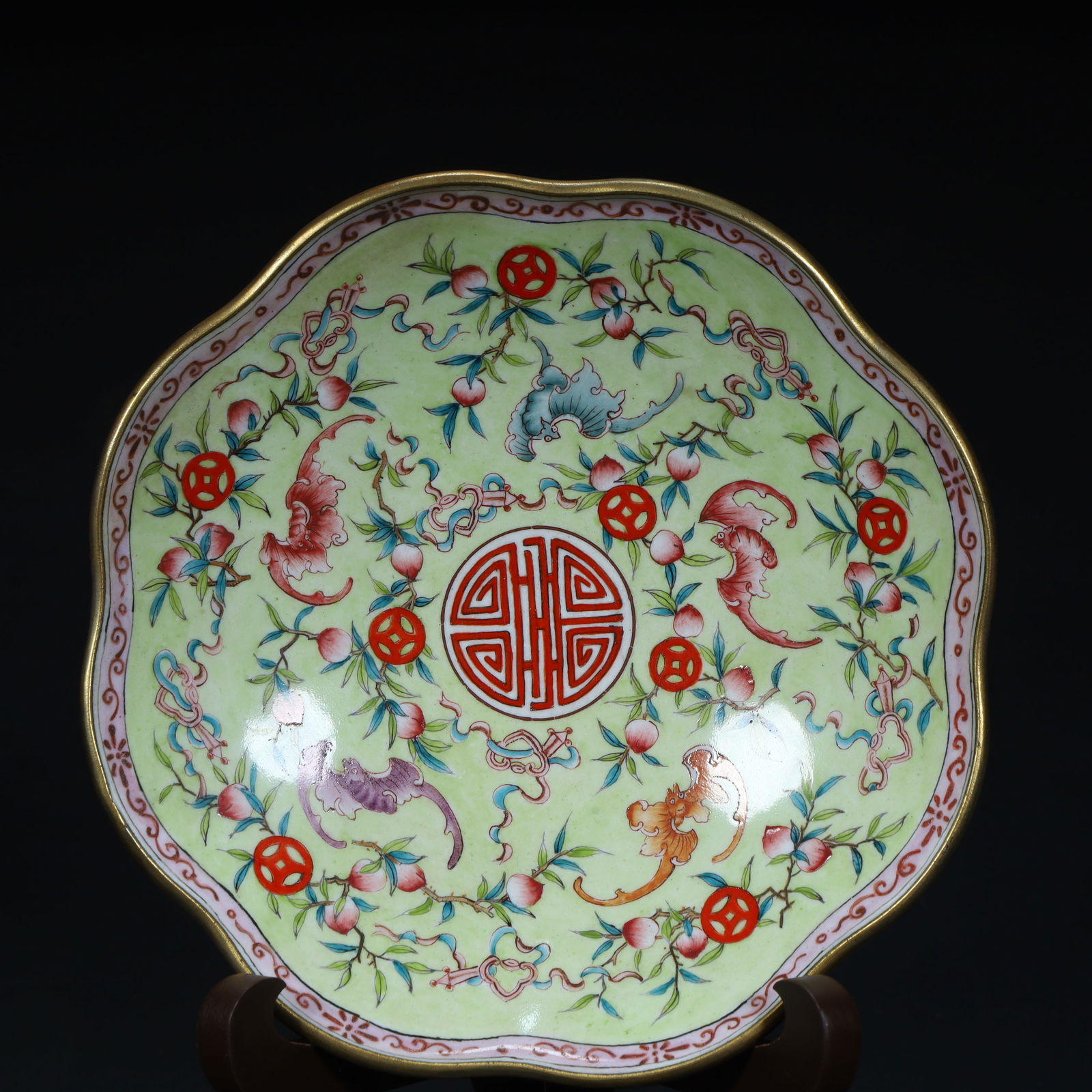A green pastel five-bat holding a longevity pattern flower mouth plate of the Qing Dynasty (1 of 8)