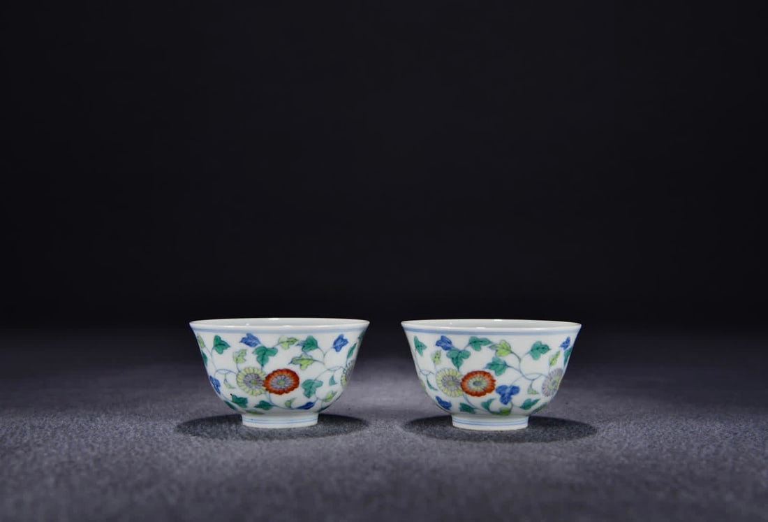A pair of Ming Chenghua Doucai flower pattern cups: Ming Chenghua Doucai flower pattern cup SIZE: H:5cm W:8.5cm