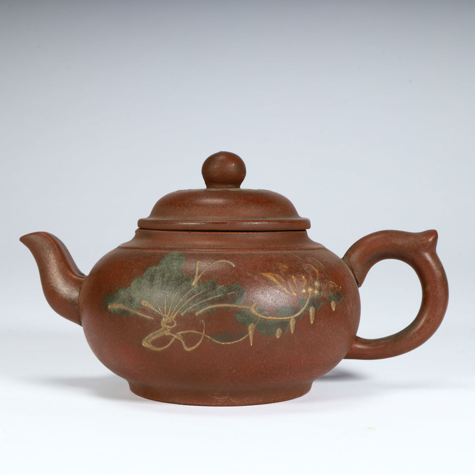 A Qing Dynasty clay painting flower pattern purple clay pot: Qing Dynasty clay painting flower pattern purple clay pot SIZE: H:9.5cm L:17cm W:11cm W:374g