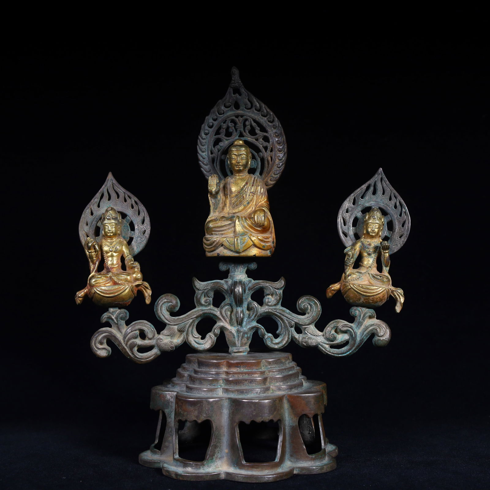 A piece of Northern Wei Dynasty copper gilt three treasure Buddhas: Northern Wei Dynasty copper gilt three treasure Buddhas SIZE: H:21cm L:19cm W:10cm W:842.9g