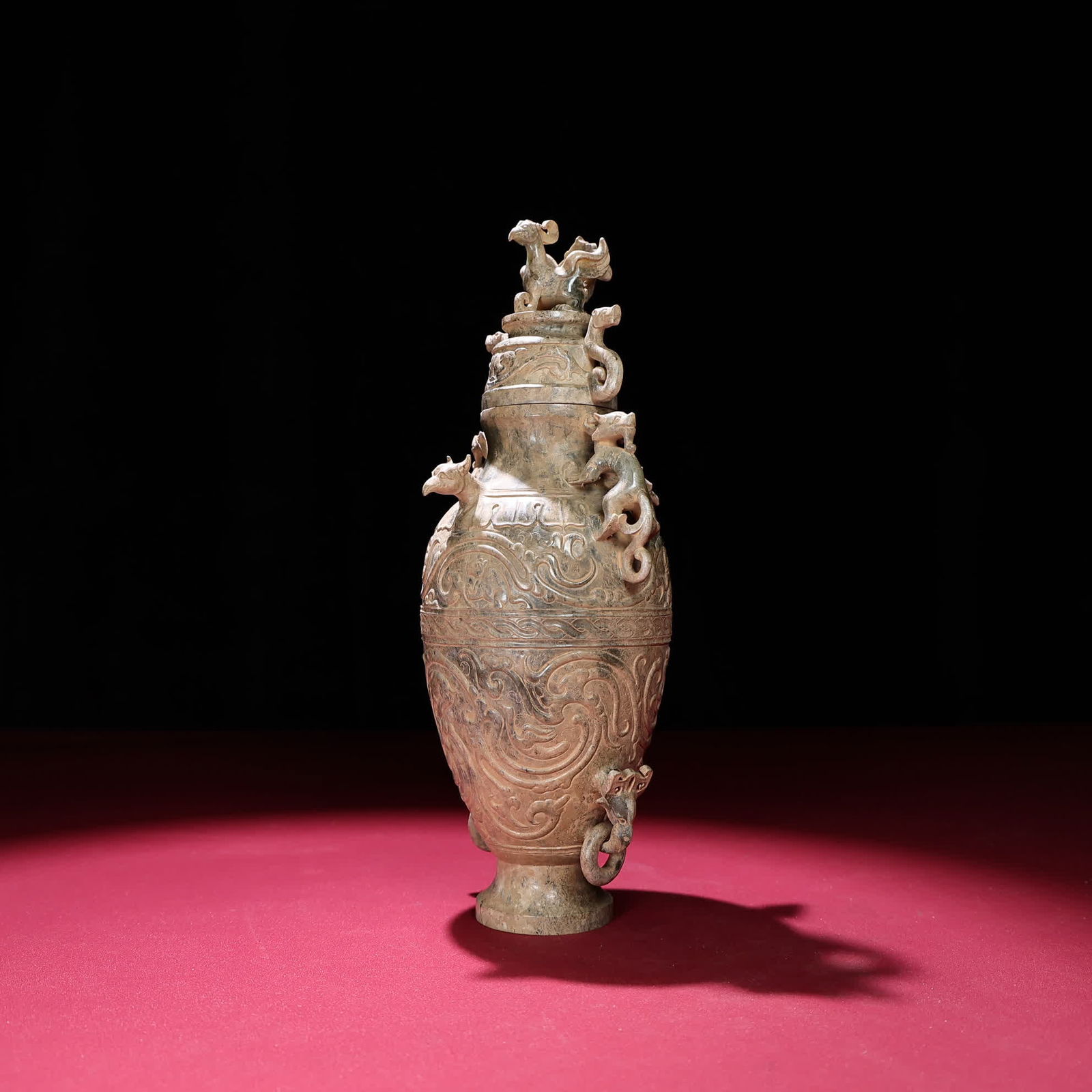 A jade vase from the Han Dynasty: Jade vase of the Han Dynasty SIZE: 245x86mm W:670g