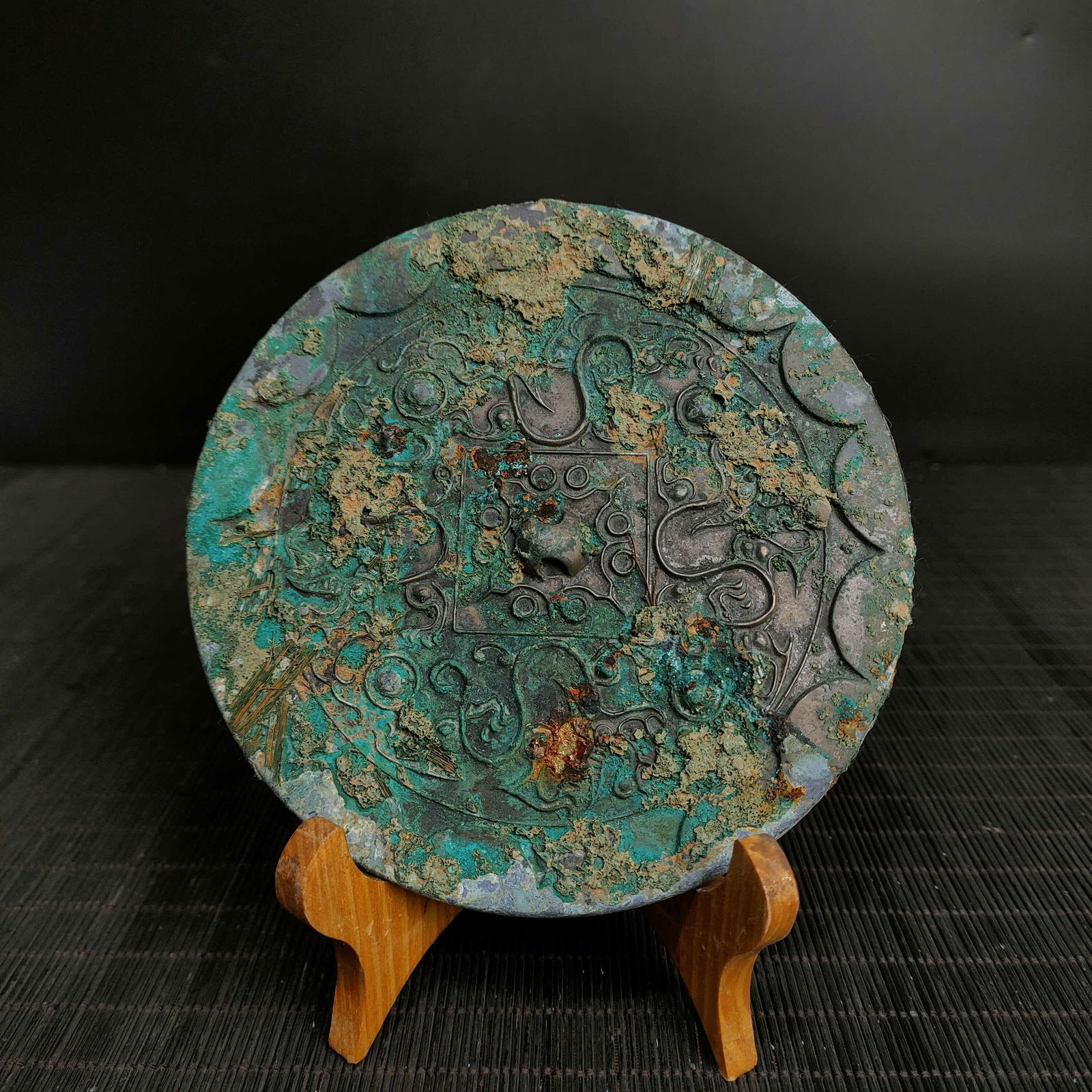 A Han Dynasty bronze-nipple bronze mirror: Han Dynasty bronze - milk nail bronze mirror SIZE: D:14cm W:411g