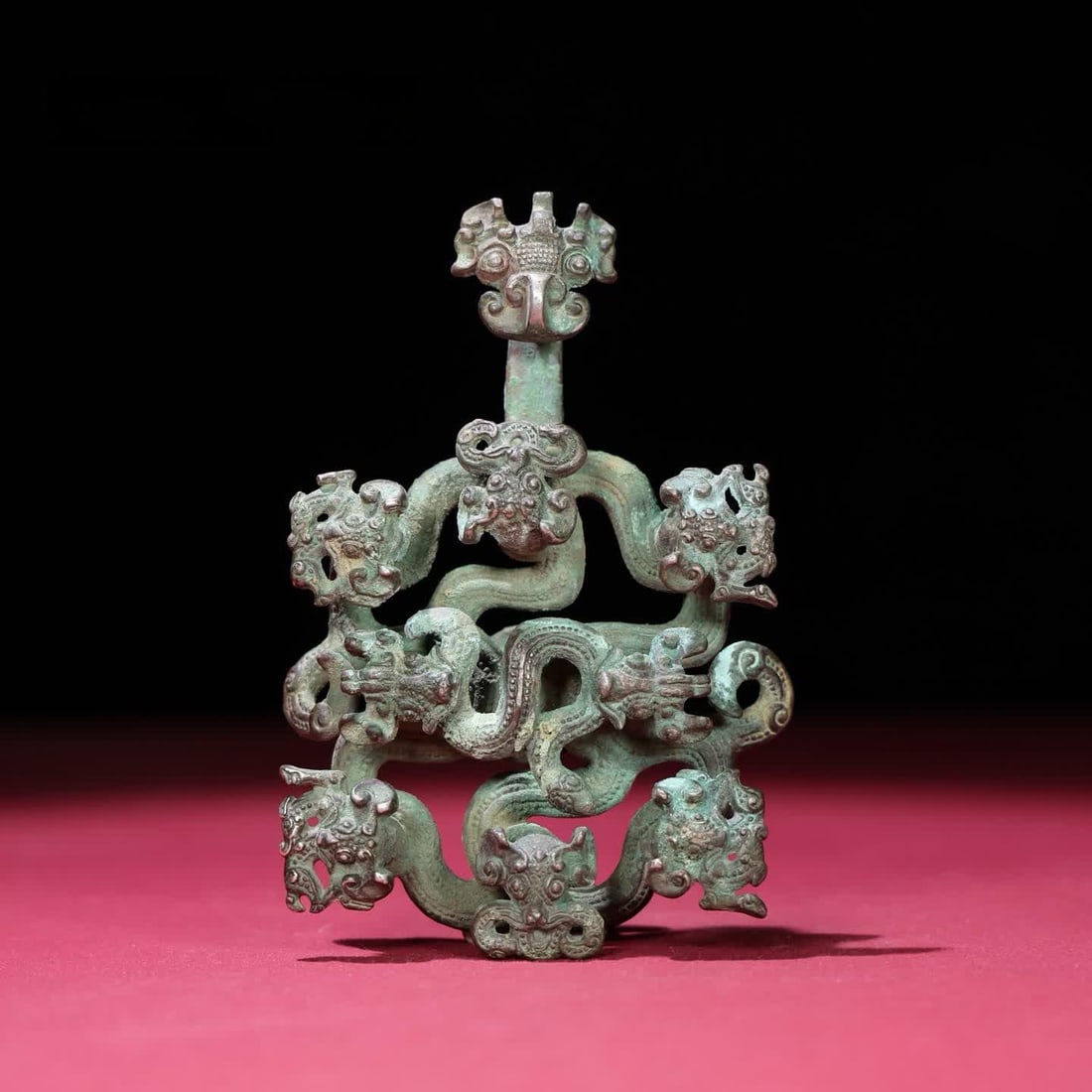 A Warring States sterling silver dragon pattern belt hook: Han Dynasty sterling silver dragon pattern belt hook SIZE: 119x80x35mm W:299g