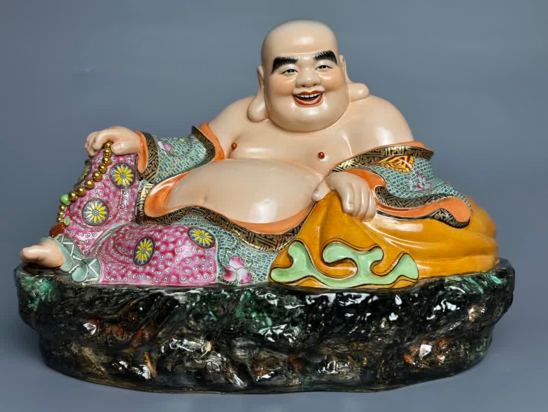 A Republic of China sculpture porcelain Zeng Longsheng pastel gold-painted sitting stone cloth bag (1 of 9)