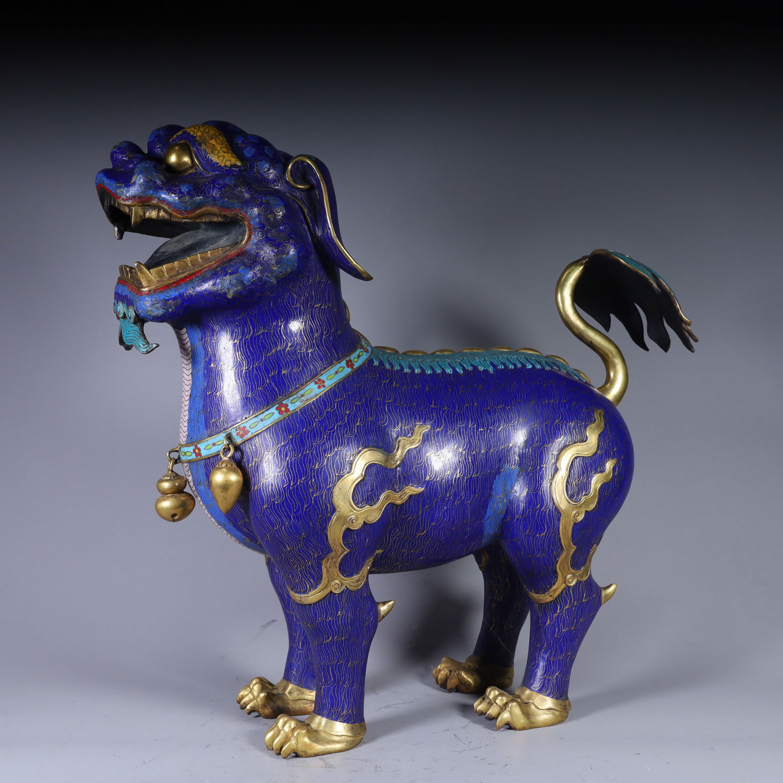 A piece of cloisonné in the Qing Dynasty grabbed the sofa and lion ornaments: Qing Dynasty cloisonné grabbed the sofa lion ornament SIZE: H:44cm L:45.5cm W:15cm W:17.1kg