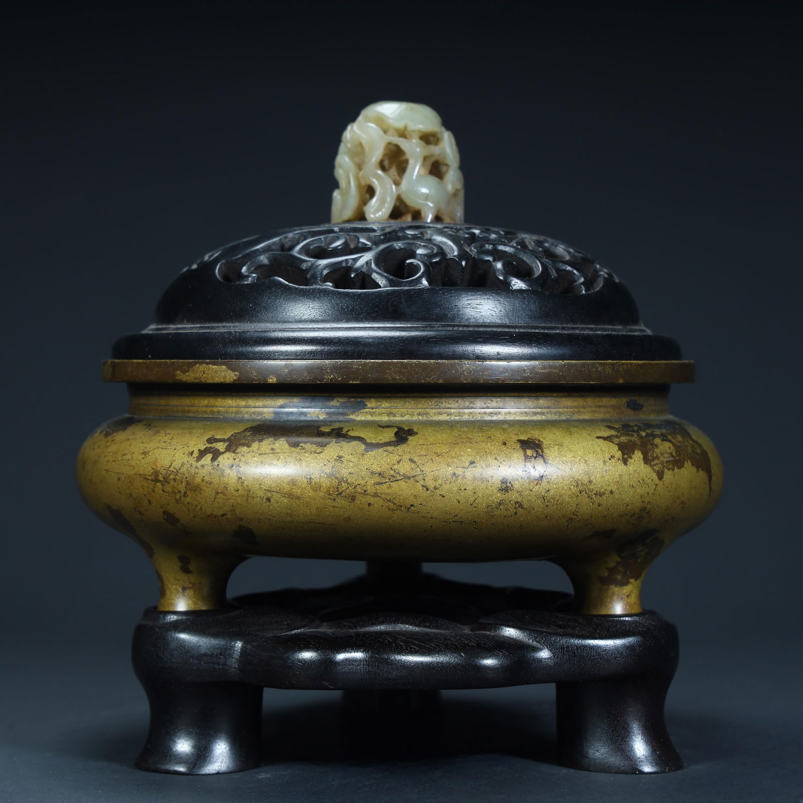 A Qing Dynasty copper sprinkled gold three-legged aromatherapy stove: Qing Dynasty copper sprinkled gold three-legged aromatherapy stove SIZE: H:17cm L:16cm W:16cm W:1.8kg
