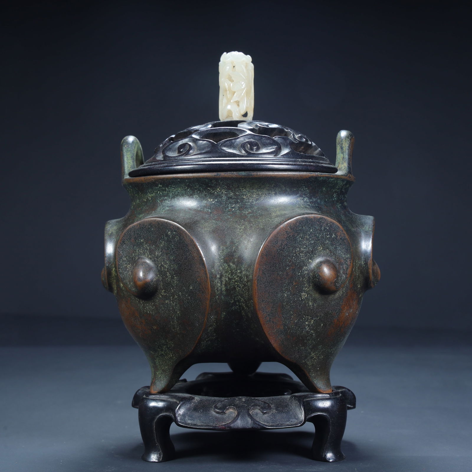 A Qing Dynasty copper drum nail pattern three-legged aromatherapy: Qing Dynasty copper tire drum nail pattern three-legged aromatherapy SIZE: H:20cm L:14cm W:14cm W:1.9kg