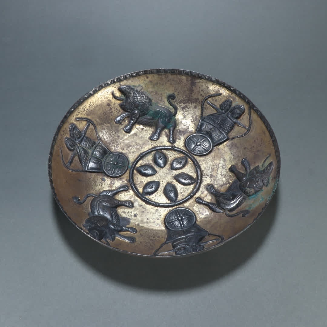 A Qing Dynasty silver gilt hunting pattern appreciation plate (1 of 9)