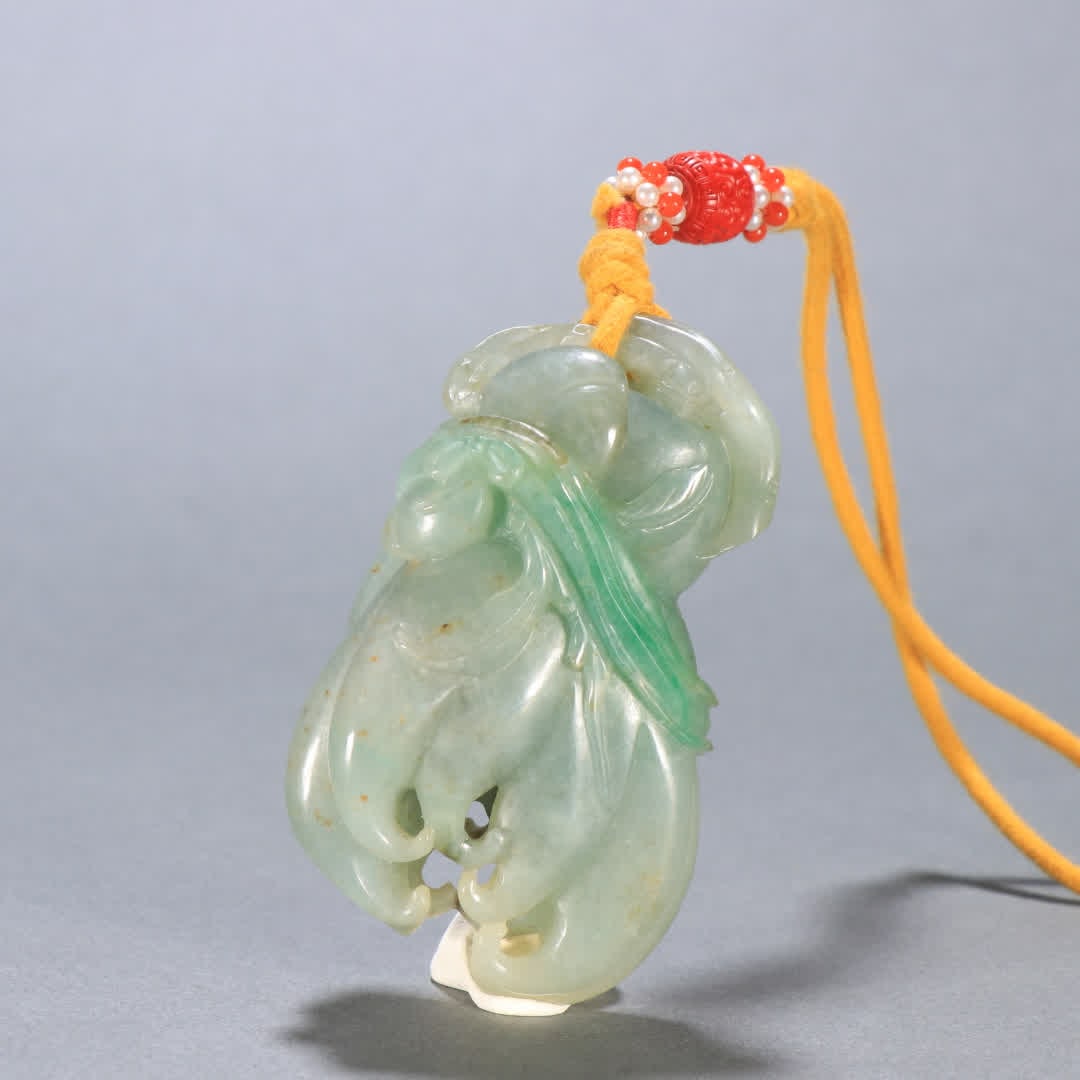 A Qing Dynasty jade Buddha hand pendant: Qing Dynasty jade Buddha's hand pendant SIZE: H:7.5cm W:4.5cm W:116.3g