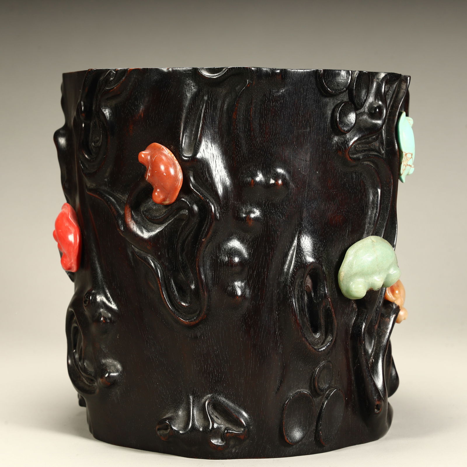 A Qing Dynasty rosewood inlaid treasure imitation tree nodulum Ganoderma lucidum pattern pen holder: Qing Dynasty rosewood inlaid treasure imitation nodule Ganoderma lucidum pattern pen holder SIZE: H:15.8cm L:16cm W:15.8cm W:1338.4g