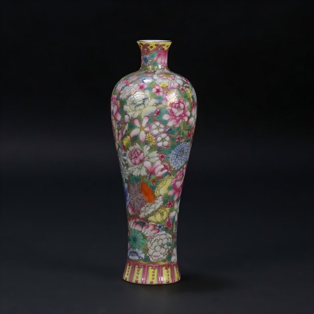 A Qing Qianlong model pastel flower does not fall to the floor plum bottle (1 of 9)