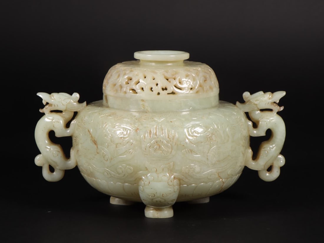 A piece of ancient Hetian jade double dragon ear cover furnace: The ancient Hetian jade double dragon ear cover stove SIZE: L:18.5cm W:12.9cm H:11.8cm W:791g