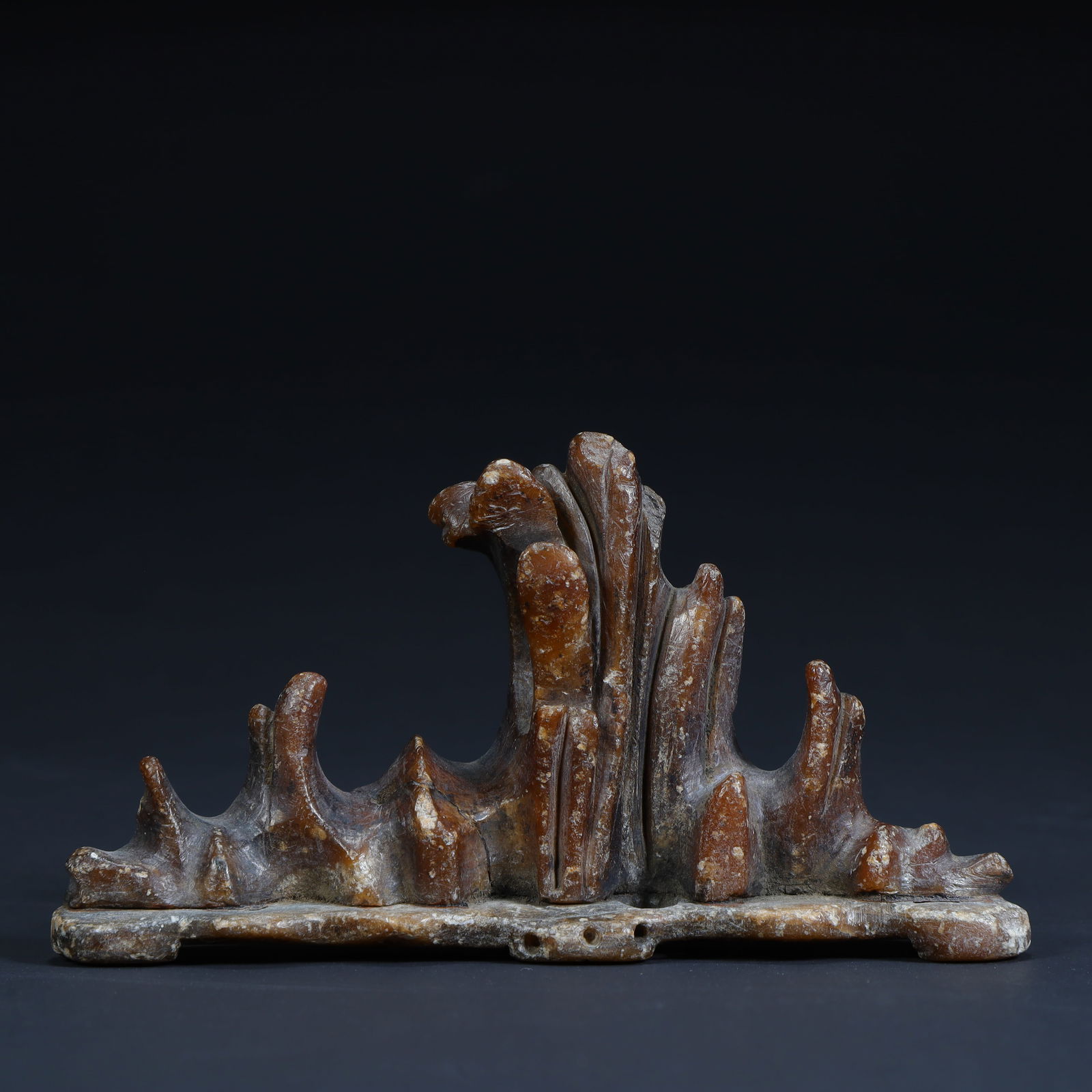 A piece of ancient jade mountain-shaped pen holder (1 of 9)