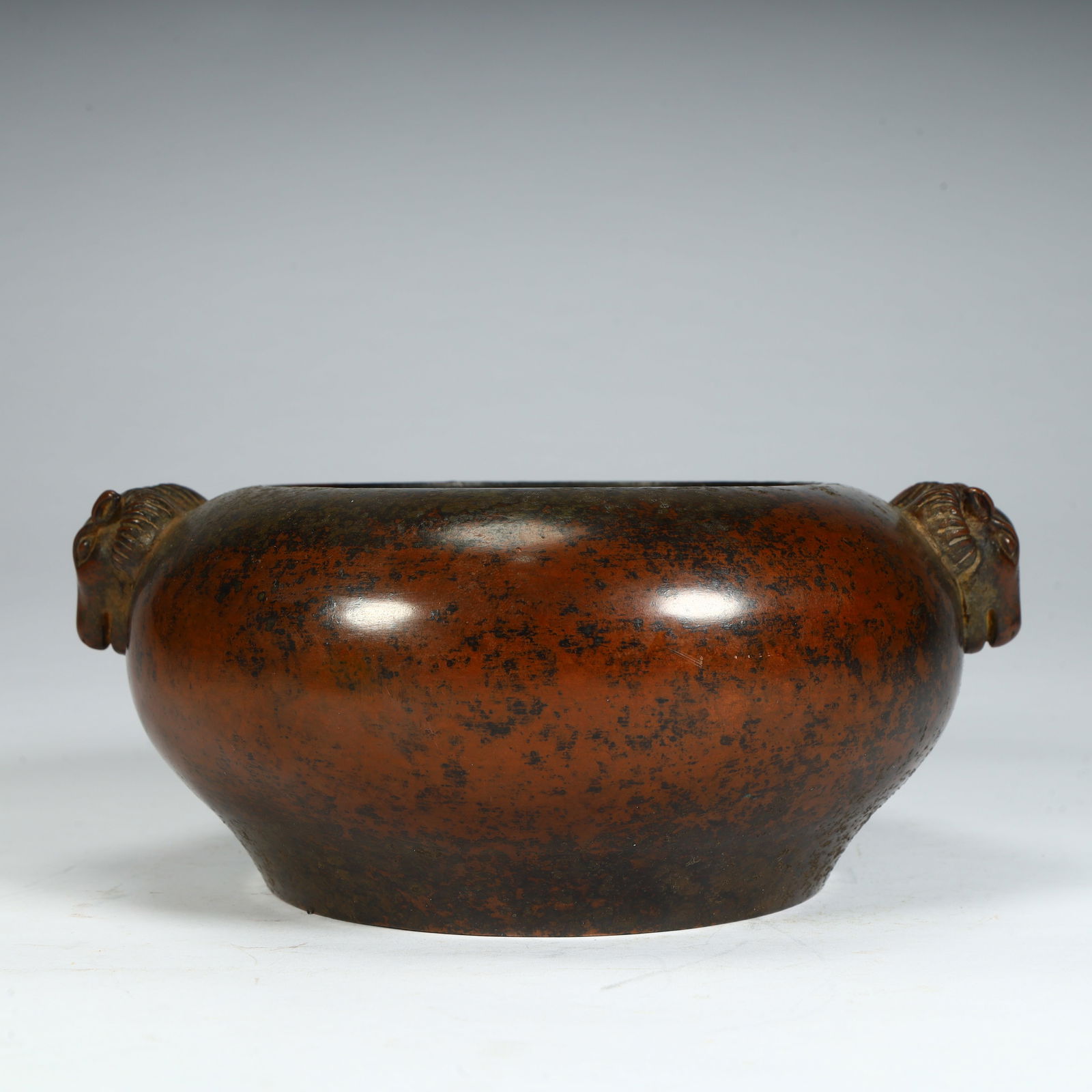 A copper sheep's head ear incense burner from the Qing Dynasty: The copper sheep's head and ear incense burner of the Qing Dynasty SIZE: H:7.5cm L:18cm W:15.5cm W:3kg