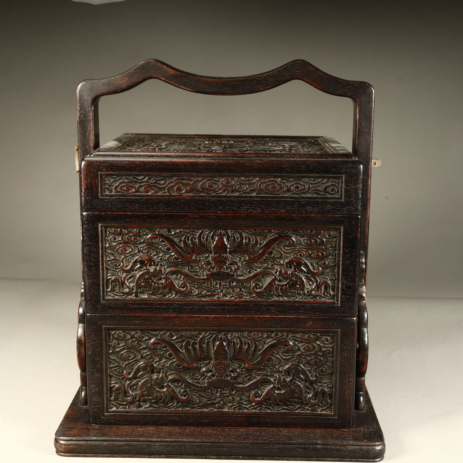 A Qing Dynasty rosewood carved bat auspicious beast pattern lifting beam food box weighs a kilogram: Qing Dynasty rosewood carved bat auspicious beast pattern Tiliang food box weighs kilograms SIZE: H:26cm L:22.5cm W:19.5cm W:1.8kg