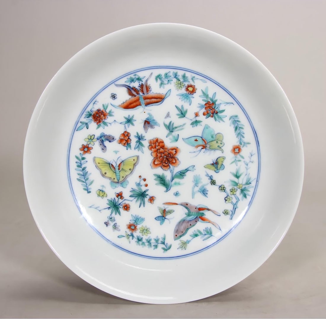 A Qing Dynasty Yongzheng Doucai butterfly love flower plate: Qing Dynasty Yongzheng Doucai Butterfly Love Flower Plate SIZE: D:17.5cm