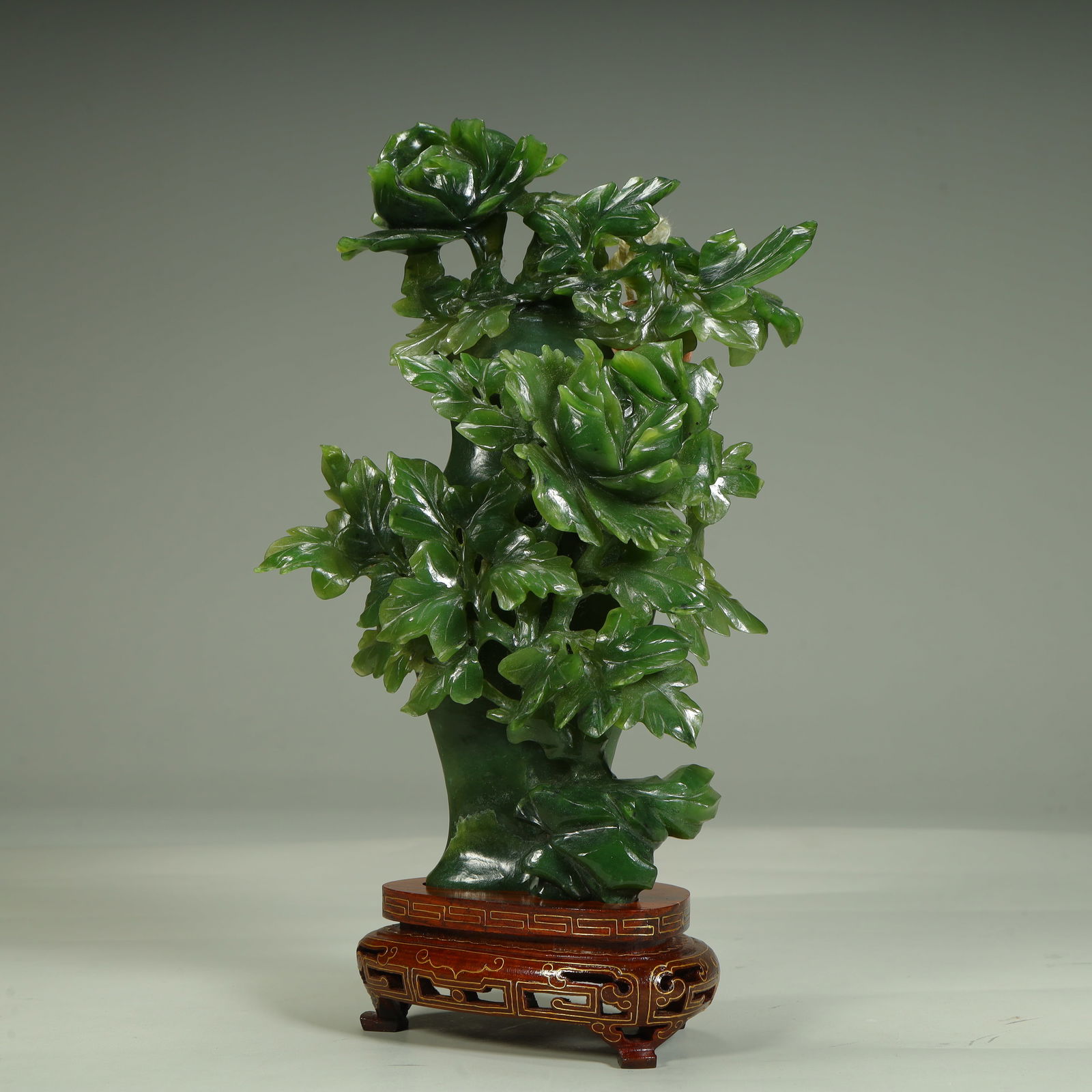 A Qing Dynasty jasper peony pattern flower arrangement: Qing Dynasty jasper peony pattern flower arrangement SIZE: H:24cm L:13cm W:8cm W:0.7kg