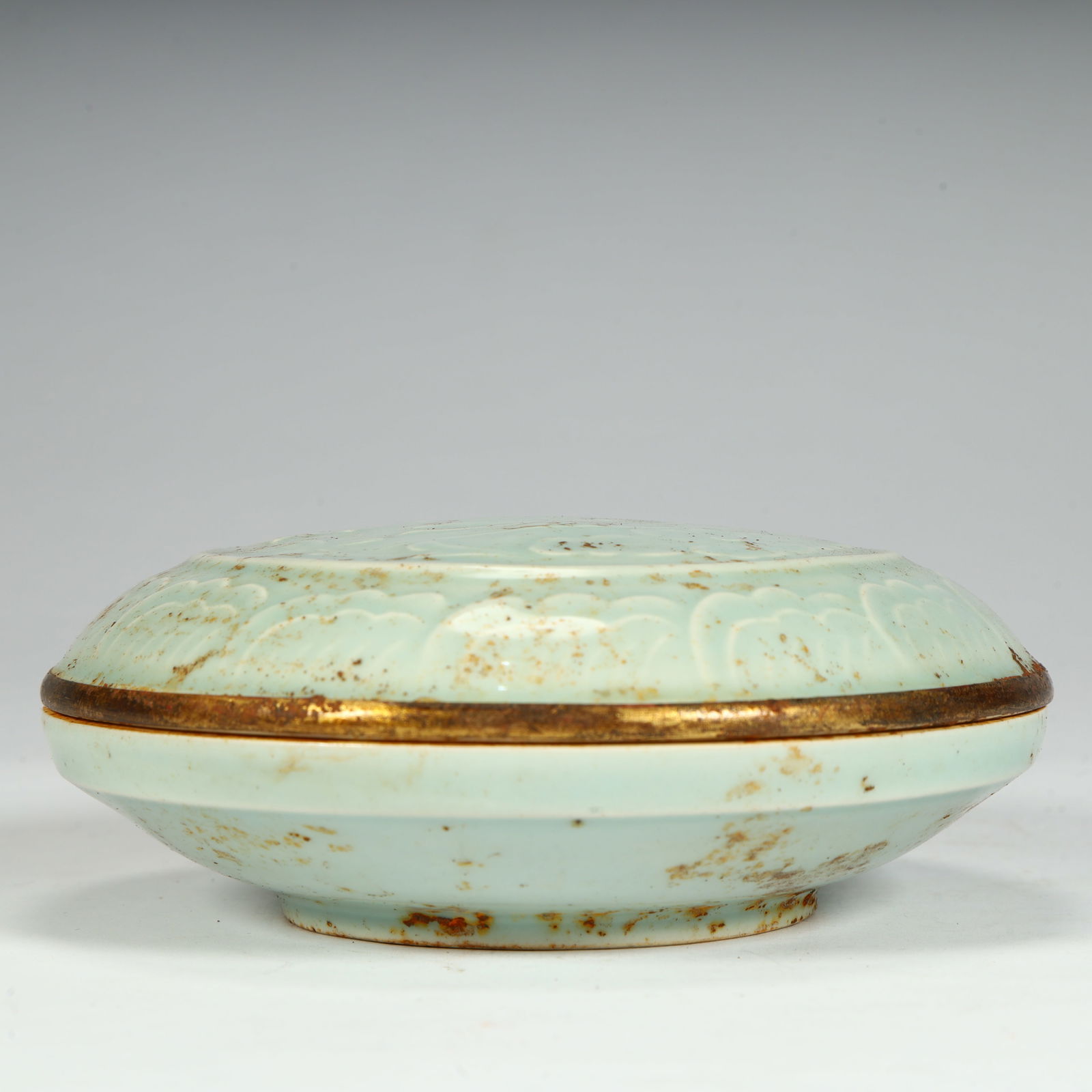 A Song Dynasty shadow celadon carved gold mouth lid box: Song Dynasty shadow celadon carved gold mouth lid box SIZE: H:4.5cm L:12cm W:12cm W:265g