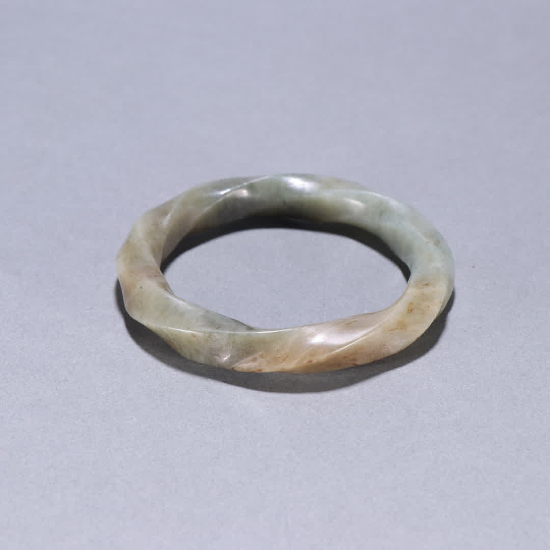 A Qing Dynasty Hetian jade bracelet (1 of 9)