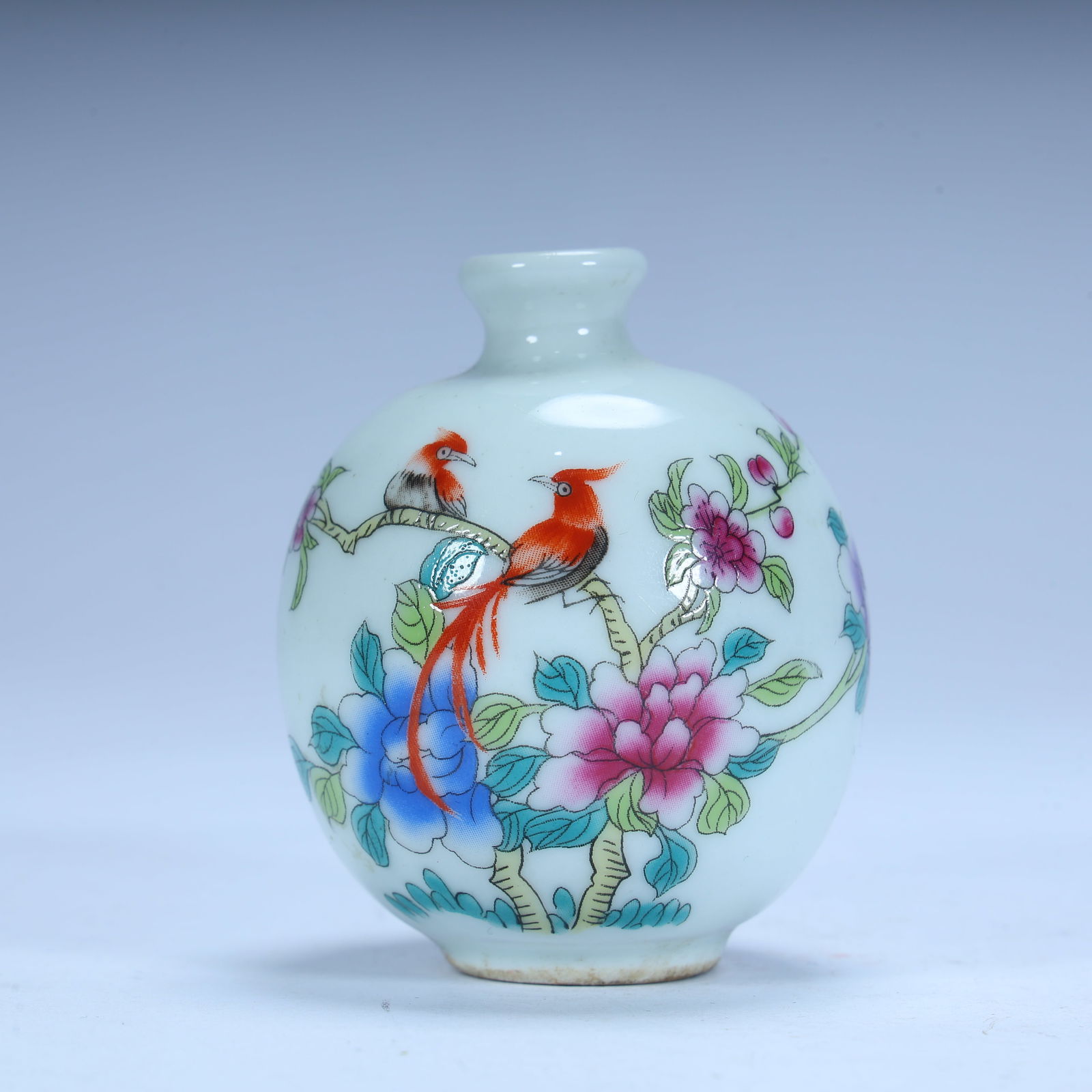 A Qing Dynasty pastel flower and bird pattern snuff bottle: Qing Dynasty pastel flower and bird pattern snuff bottle SIZE: H:6.5cm L:5.3cm W:5.3cm W:88.8g