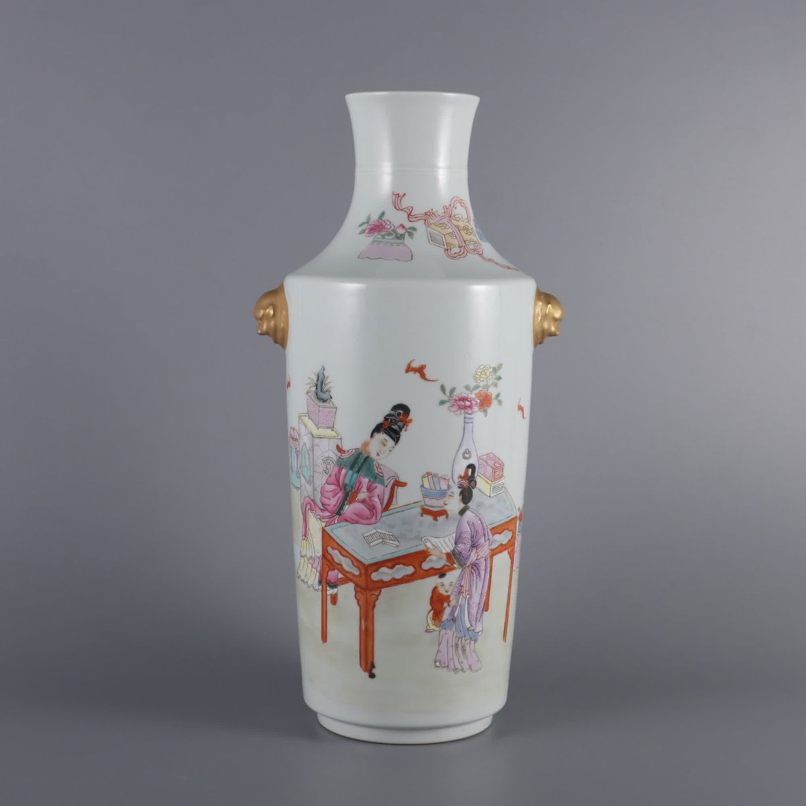 A pastel lady picture beast earphone bottle made in the Qianlong period of the Qing Dynasty (1 of 8)