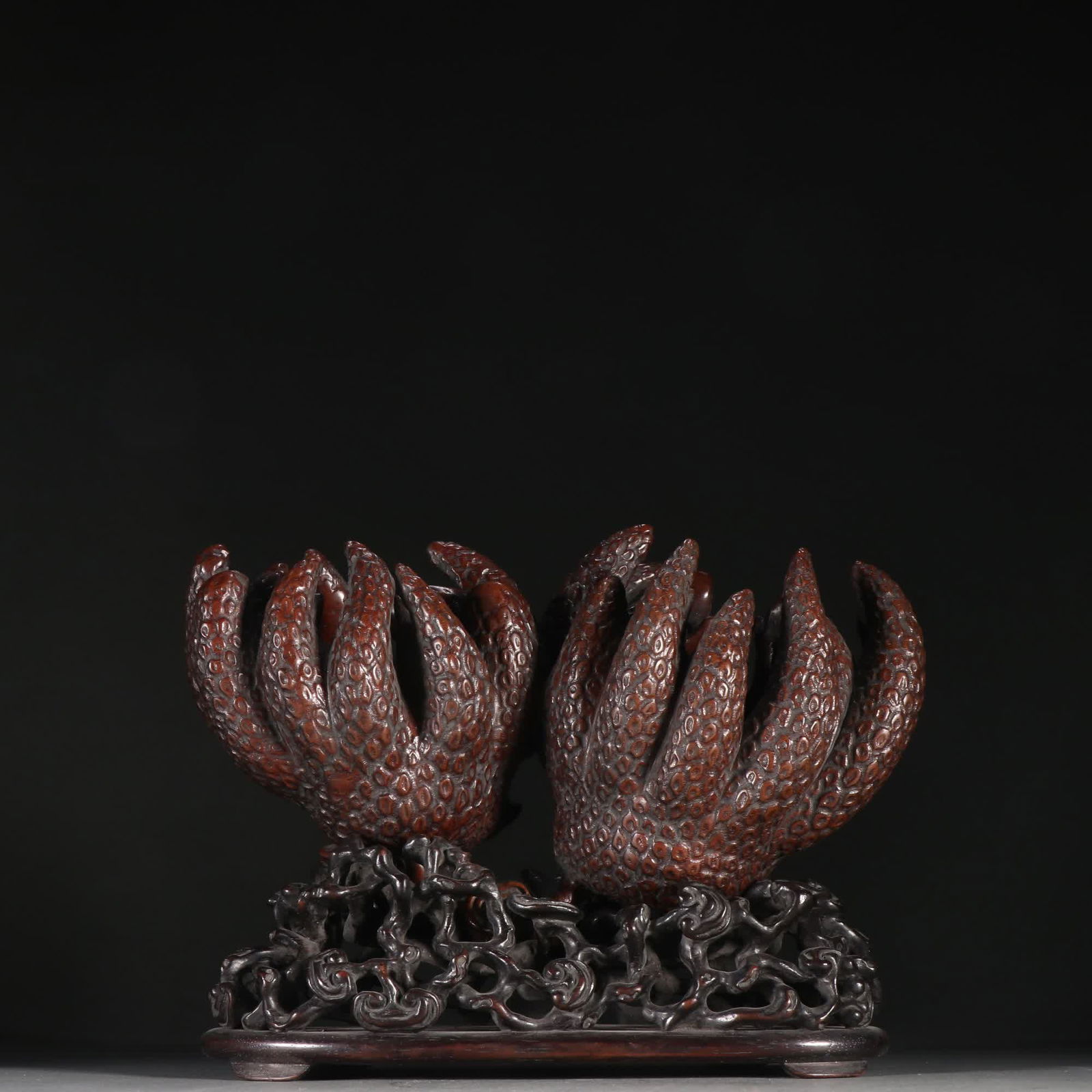 A Qing Dynasty Huanghuali Buddha's hand ornament: Qing Dynasty Huanghuali Buddha's hand ornament SIZE: H:16cm W:20cm W:776.1g