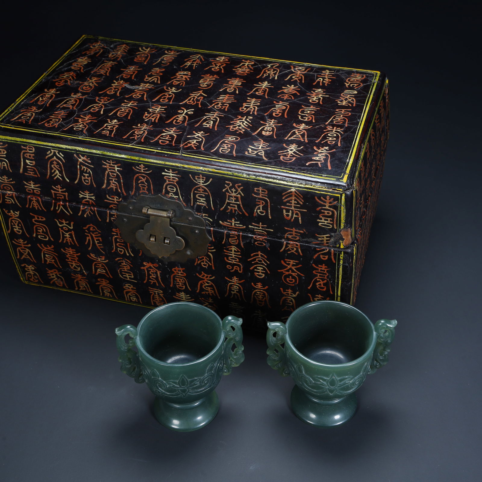 A pair of Qing Dynasty jasper floral pattern amphora with black lacquer gold-painted centennial: Qing Dynasty jasper floral pattern amphora () with black lacquered gold-painted centennial pattern box SIZE: H: 7.5cm L: 7.5cm W: 5.3cm Total W: 254g