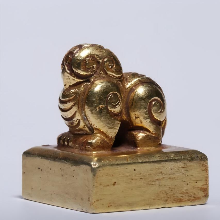 A Han Dynasty pure gold beast button seal (1 of 8)