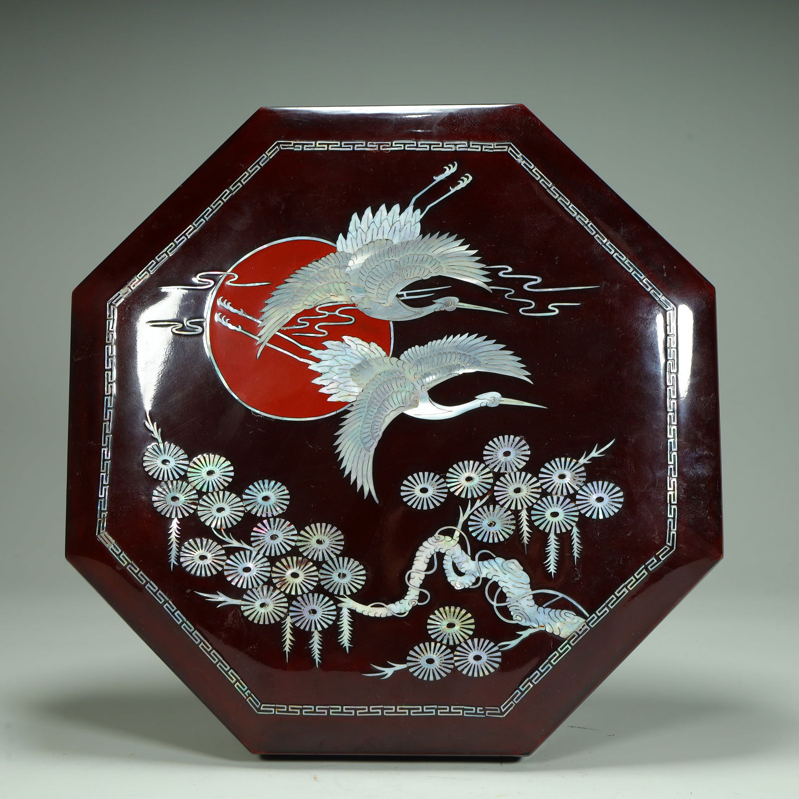 A lacquerware inlaid snail pine crane pattern octagonal lid box: Lacquerware inlaid with snail and pine crane pattern octagonal lid box SIZE: H:7cm L:29.5cm W:29.5cm W:1400g