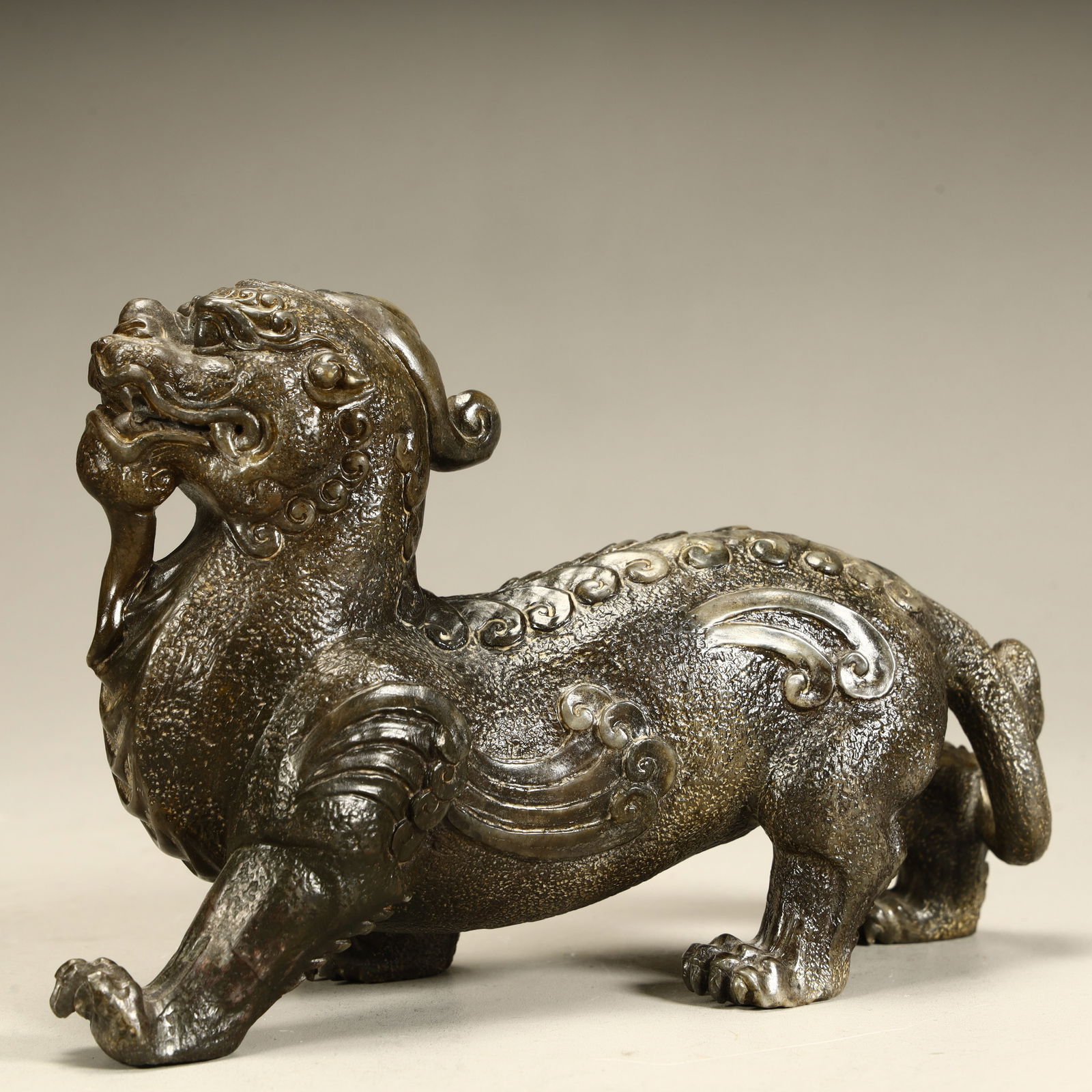 A Qing Dynasty Shoushan stone beast ornament: Qing Dynasty Shoushan stone beast ornament SIZE: H:10cm L:16cm W:6cm W:610g