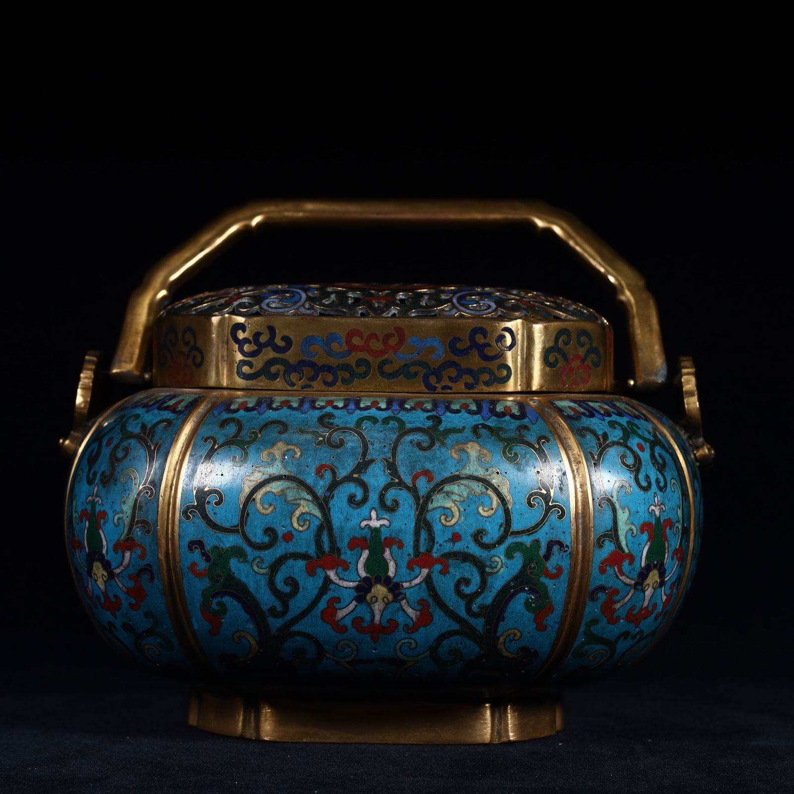 A Qing Dynasty cloisonné enamel hand stove: Qing Dynasty cloisonné enamel flower hand stove SIZE: H:13cm L:18.5cm W:16cm W:1.9kg